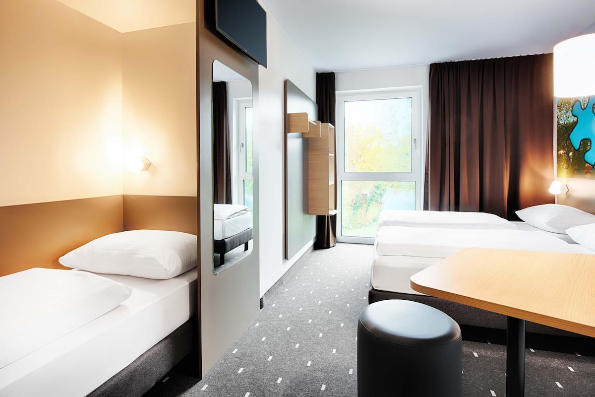 Triple Room | Hypo-allergenic bedding, desk, free WiFi, bed sheets