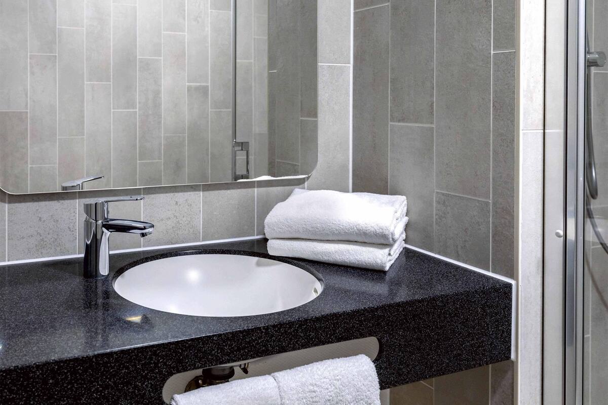 hypo-allergenic bedding, desk, free wifi, bed sheets