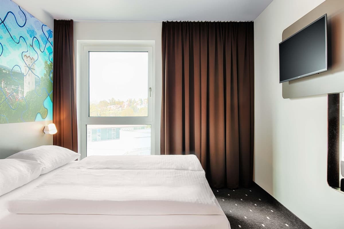 double room | hypo-allergenic bedding, desk, free wifi, bed sheets