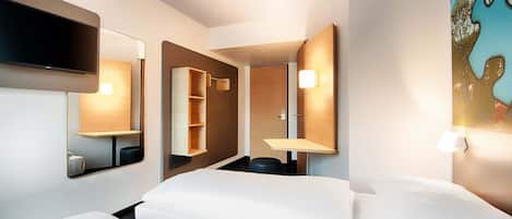 Una habitación de hotel moderna con dos camas, un televisor de pantalla plana, un armario de madera y un cuadro en la pared.
