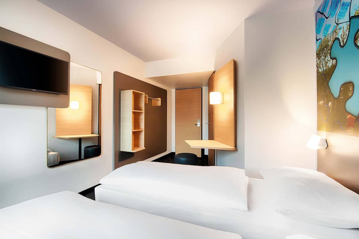 twin room | hypo-allergenic bedding, desk, free wifi, bed sheets