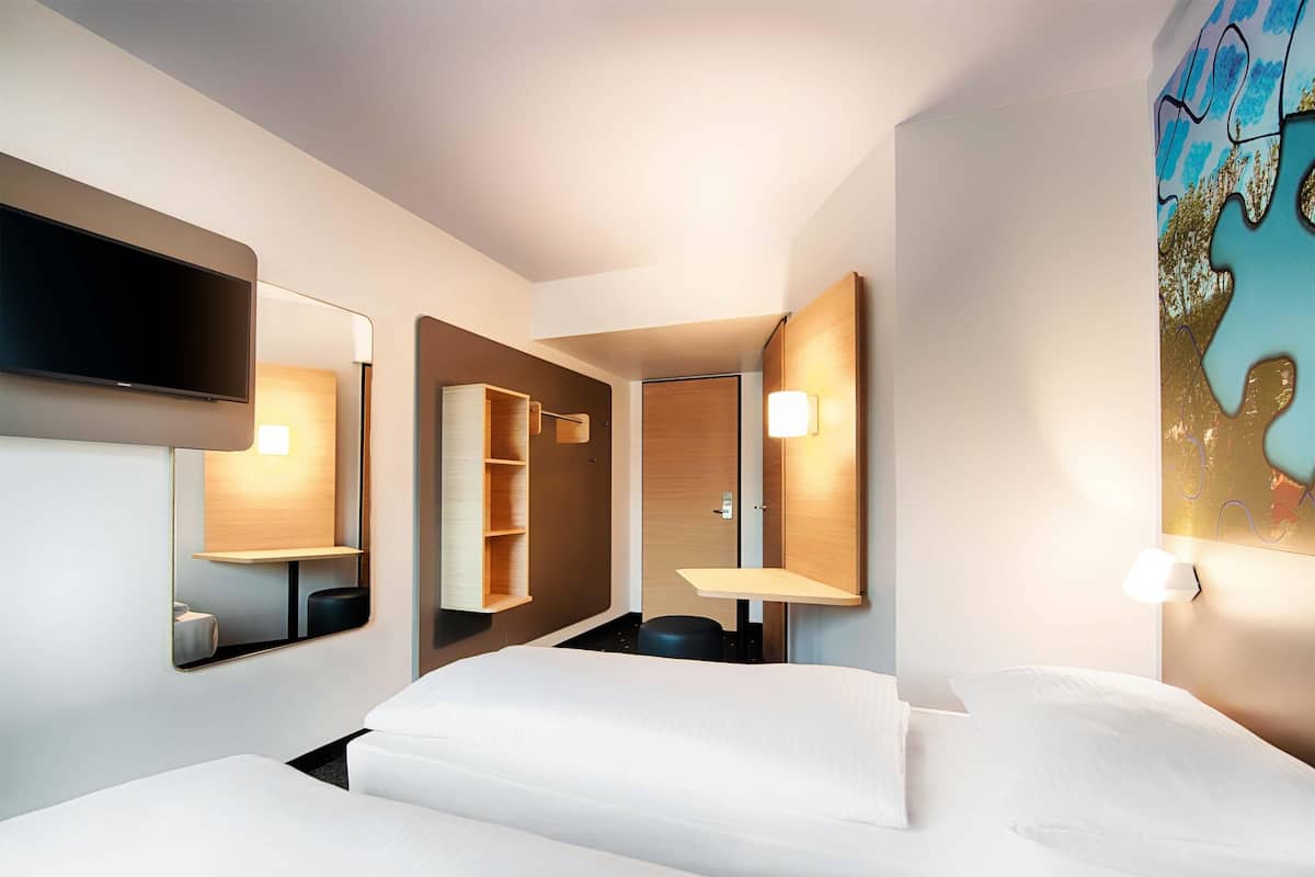 Twin Room | Hypo-allergenic bedding, desk, free WiFi, bed sheets