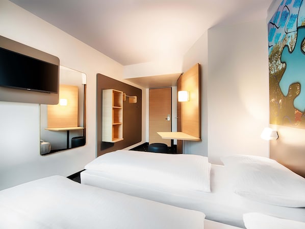 Hypo-allergenic bedding, desk, free WiFi, bed sheets