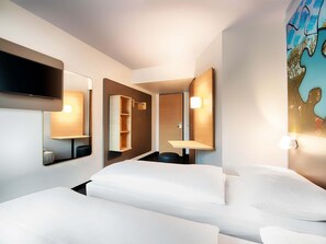 Twin Room | Hypo-allergenic bedding, desk, free WiFi, bed sheets - B&B Hotel Ravensburg (Ravensburg)