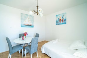 Huoneisto (One Bedroom Apartment with balcony an) | Olohuone | Televisio