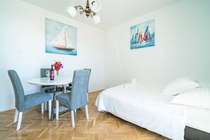 Departamento (One Bedroom Apartment with balcony an) | Sala de estar | Televisión 