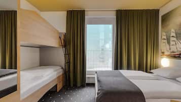Quadruple Room | Hypo-allergenic bedding, desk, soundproofing, free WiFi