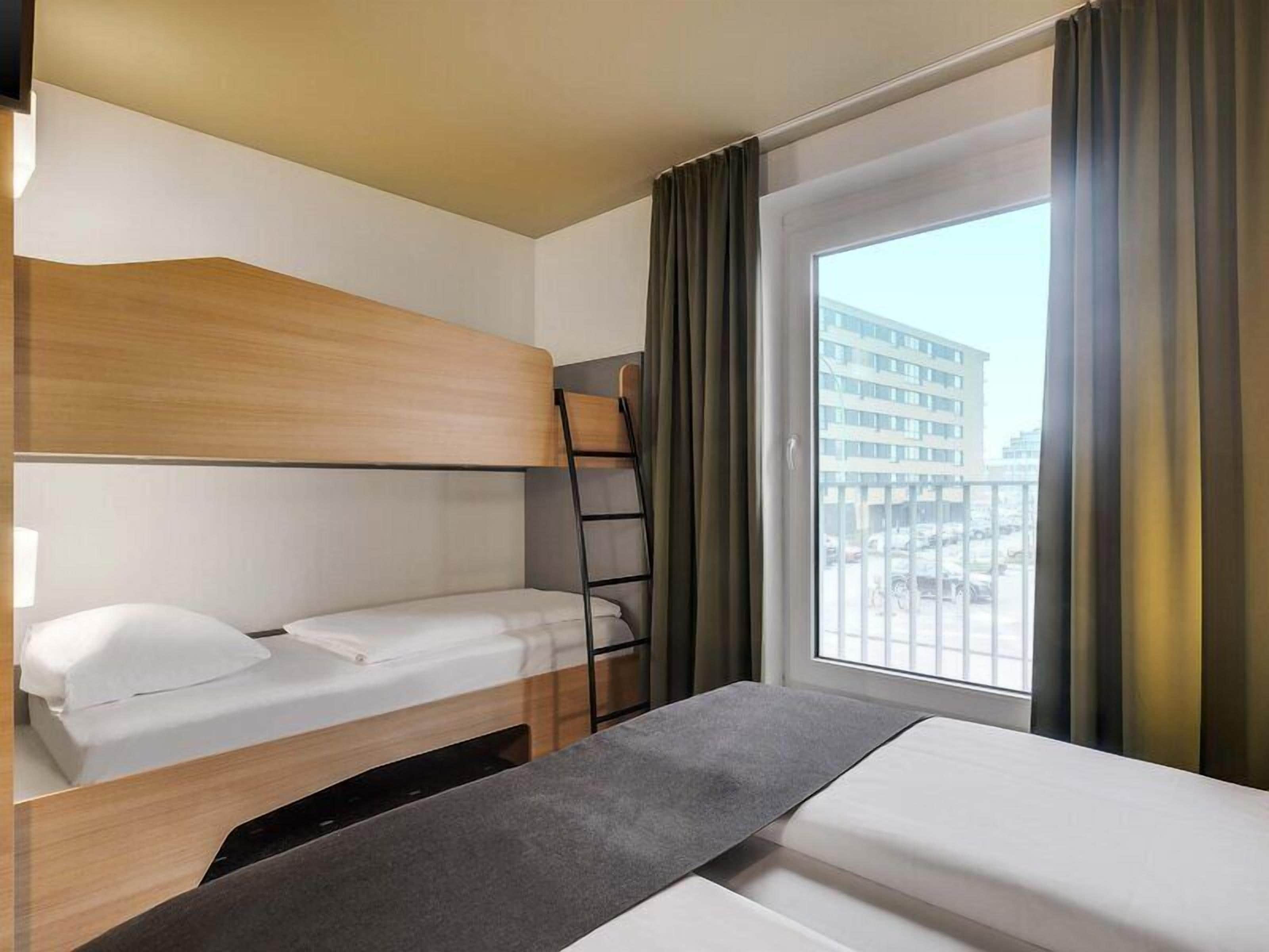 Quadruple Room | Hypo-allergenic bedding, desk, soundproofing, free WiFi