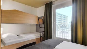 Quadruple Room | Hypo-allergenic bedding, desk, soundproofing, free WiFi