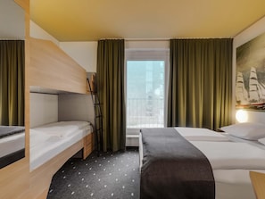 Quadruple Room | Hypo-allergenic bedding, desk, soundproofing, free WiFi - B&B Hotel Bremerhaven (Bremerhaven)