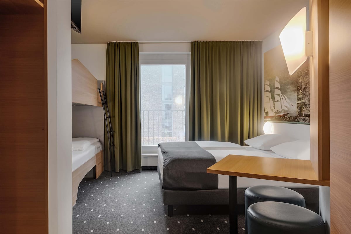 Quadruple Room | 1 bedroom, hypo-allergenic bedding, desk, soundproofing