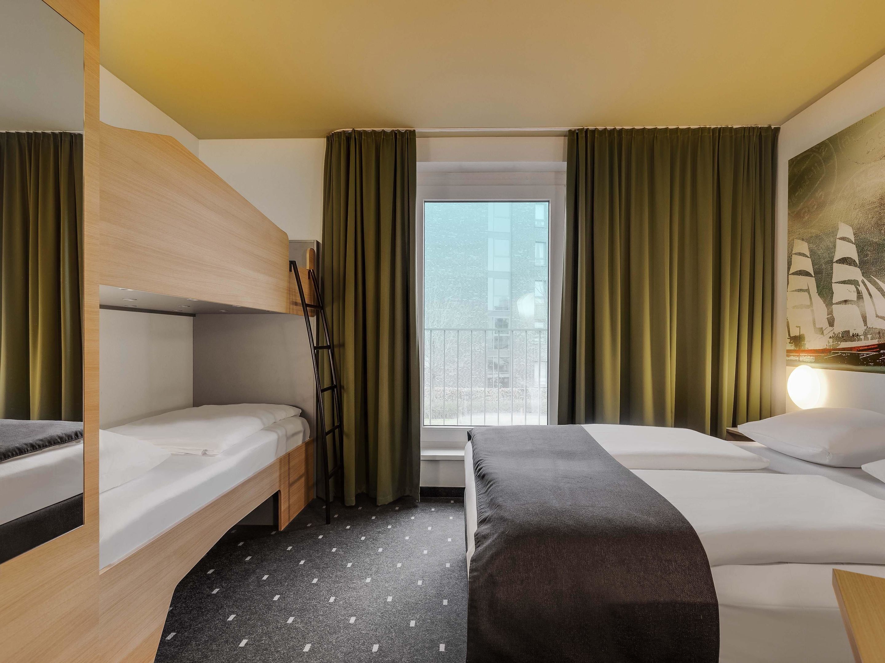 Quarto quádruplo | Roupas de cama antialérgicas, escrivaninha, quartos à prova de som