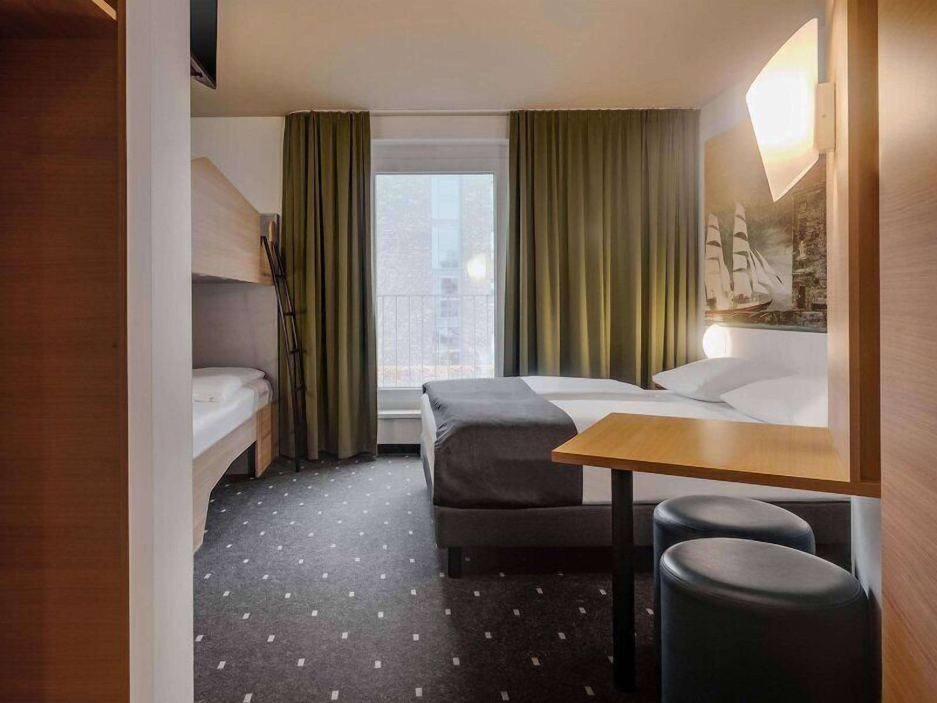 Vierbettzimmer | Allergikerbettwaren, Schreibtisch, schallisolierte Zimmer