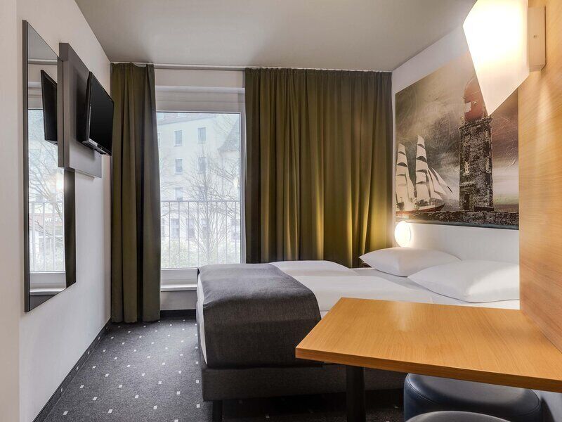 Hypo-allergenic bedding available, desk, soundproofing, WiFi (free)