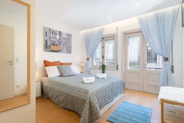 2 habitaciones, tabla de planchar con plancha, cuna de viaje y wifi 