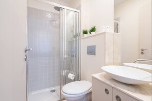 Shower, hair dryer, towels, shampoo - Colorful Bright Flat w/ Balcony by HostWise (Porto)