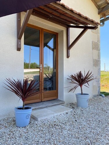 Peaceful Countryside Gite with private pool near Aubeterre