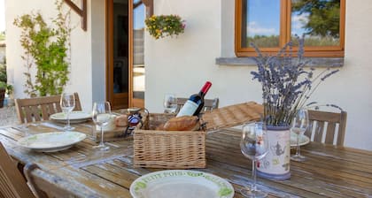 Peaceful Countryside Gite with private pool near Aubeterre