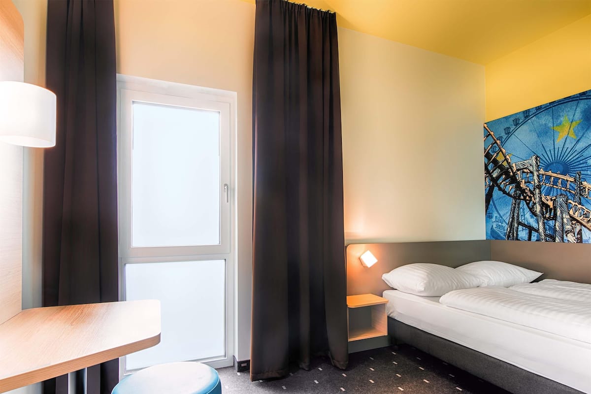 hypo-allergenic bedding, desk, soundproofing, free wifi