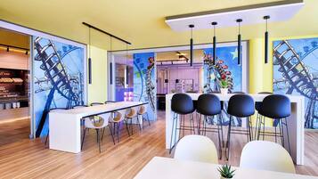 ๋น์ฆ๋์ค ์ผํฐ