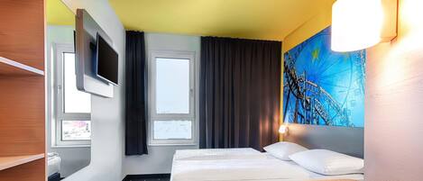 Hypo-allergenic bedding, desk, soundproofing, free WiFi