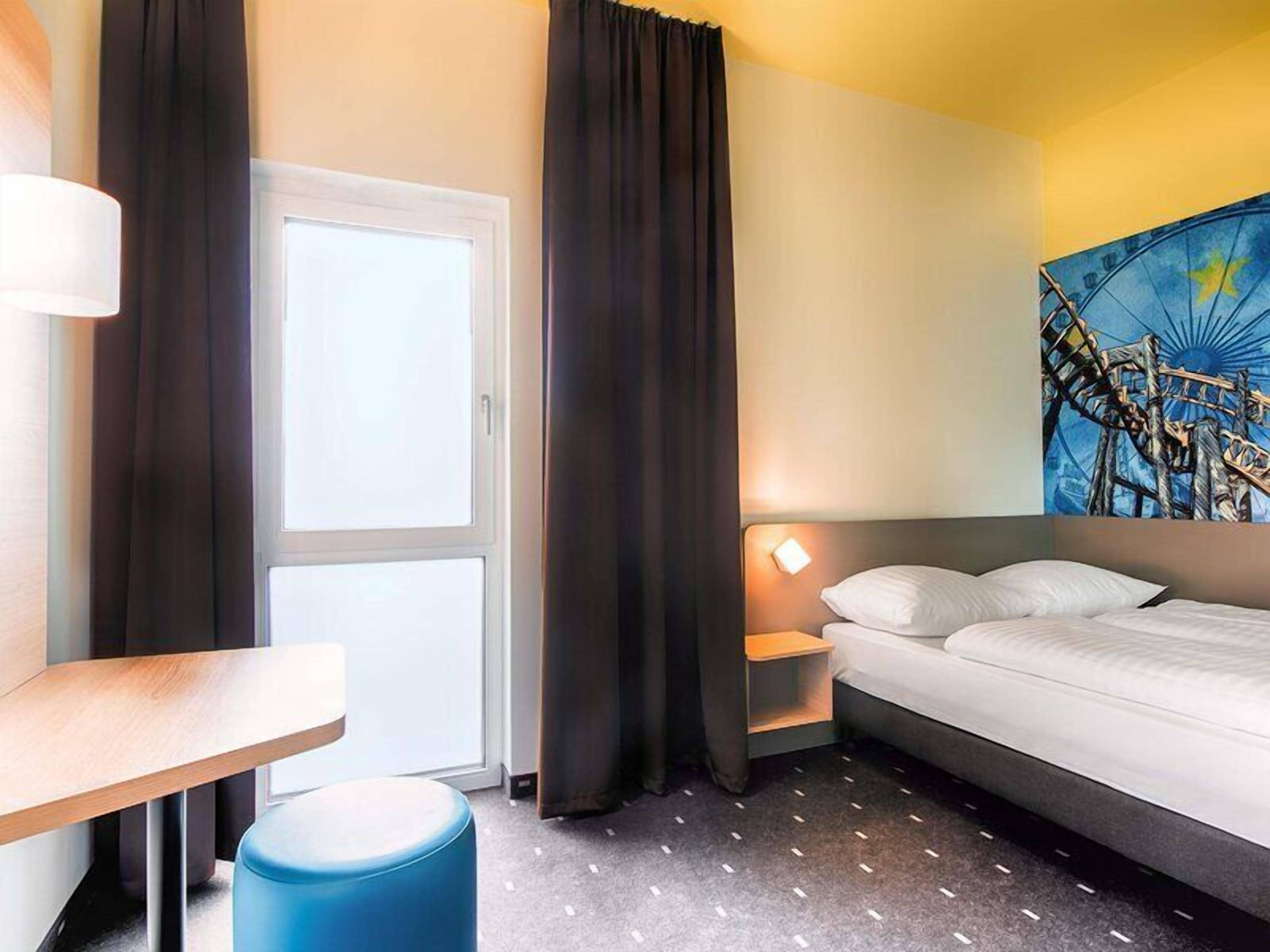 Hypo-allergenic bedding, desk, soundproofing, free WiFi