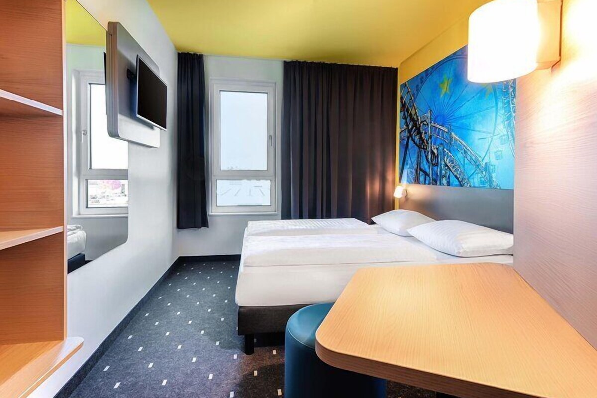Hypo-allergenic bedding available, desk, soundproofing, WiFi (free)