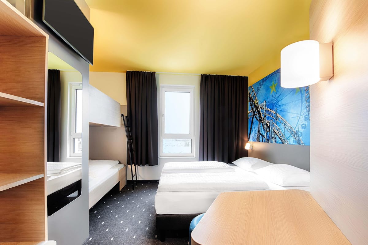 Quadruple Room | Hypo-allergenic bedding, desk, soundproofing, free WiFi