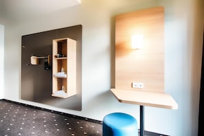 1 Schlafzimmer, Allergikerbettwaren, Schreibtisch