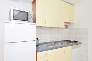 Kühlschrank, Mikrowelle, Herdplatte, Geschirrspüler