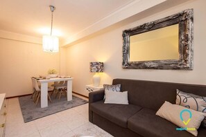 TV - CAMILO PORTO - Charming Family Apartment in the heart of the city (Porto)