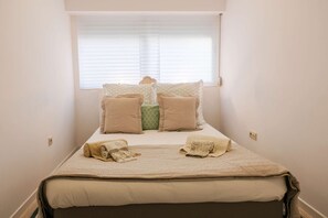 2 عدّة غرف نوم ومكواة/لوح كي وسرير سفر وواي فاي