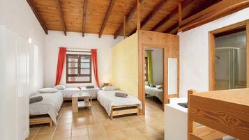 5 slaapkamers, een strijkplank/strijkijzer, gratis wifi, beddengoed