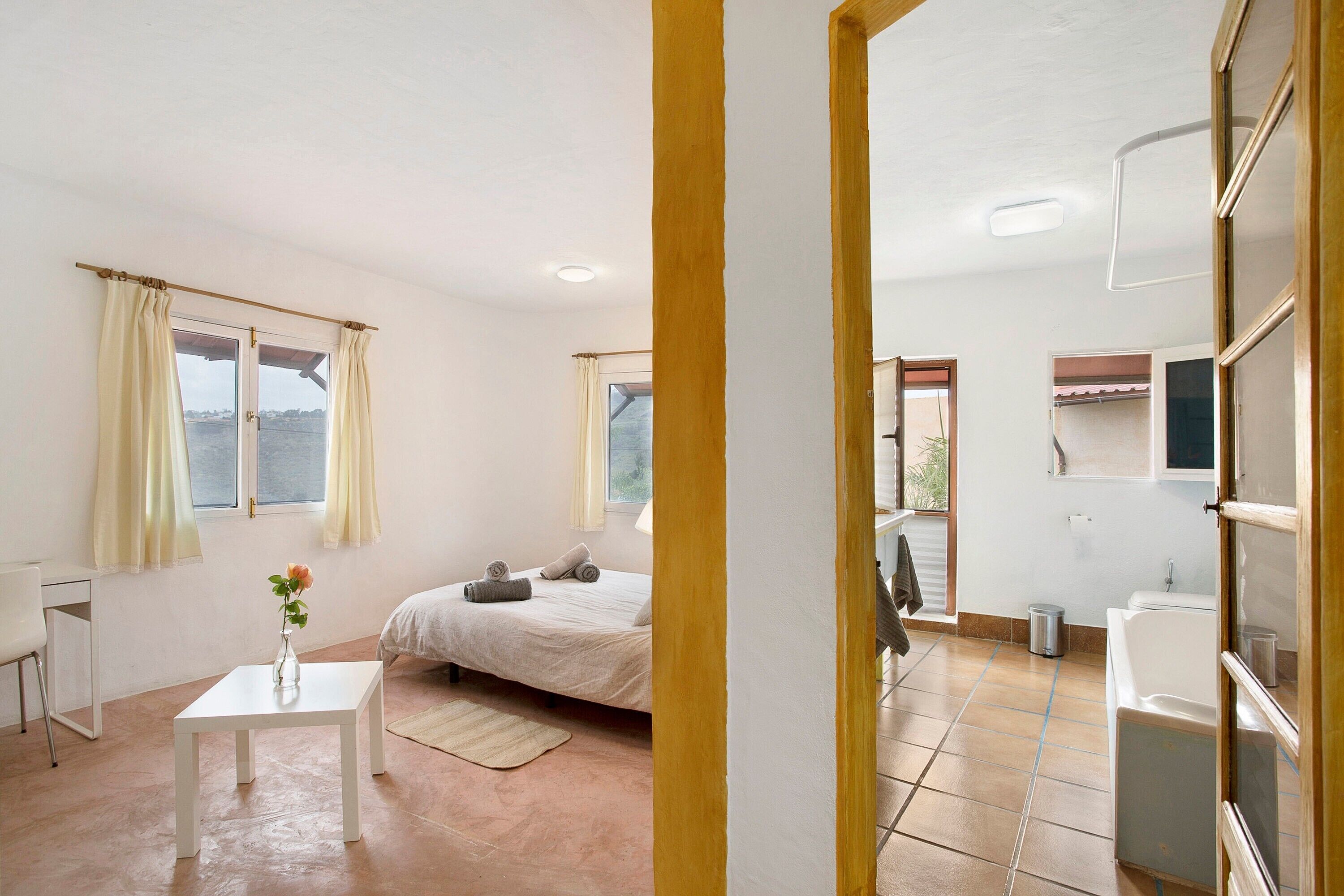 5 habitaciones, tabla de planchar con plancha y wifi gratis 