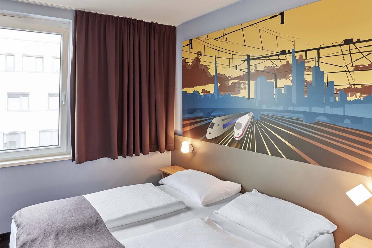 double room | hypo-allergenic bedding, desk, soundproofing, free wifi