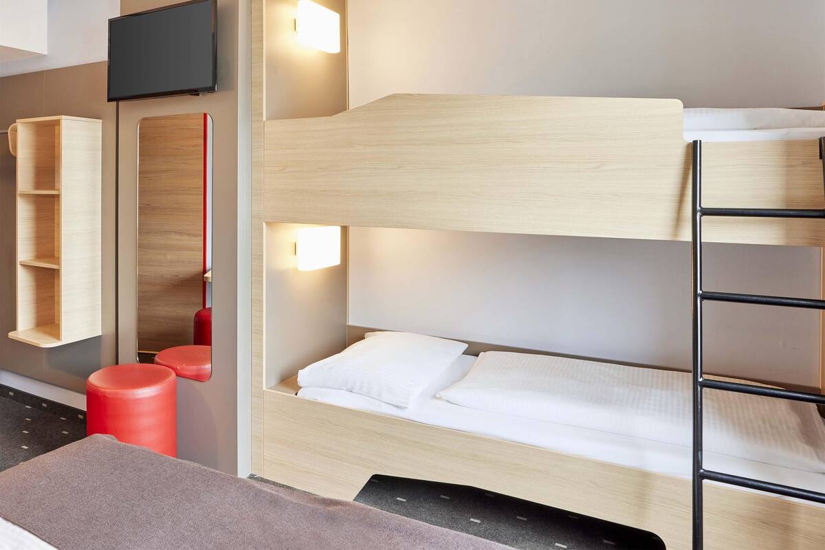 Quadruple Room | Hypo-allergenic bedding, desk, soundproofing, free WiFi