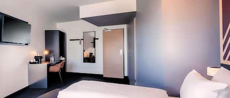 Hypo-allergenic bedding available, desk, soundproofing, WiFi (free)