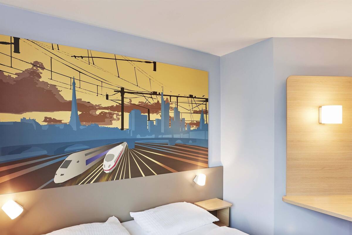 double room | hypo-allergenic bedding, desk, soundproofing, free wifi