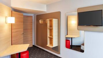 Hypo-allergenic bedding, desk, soundproofing, free WiFi