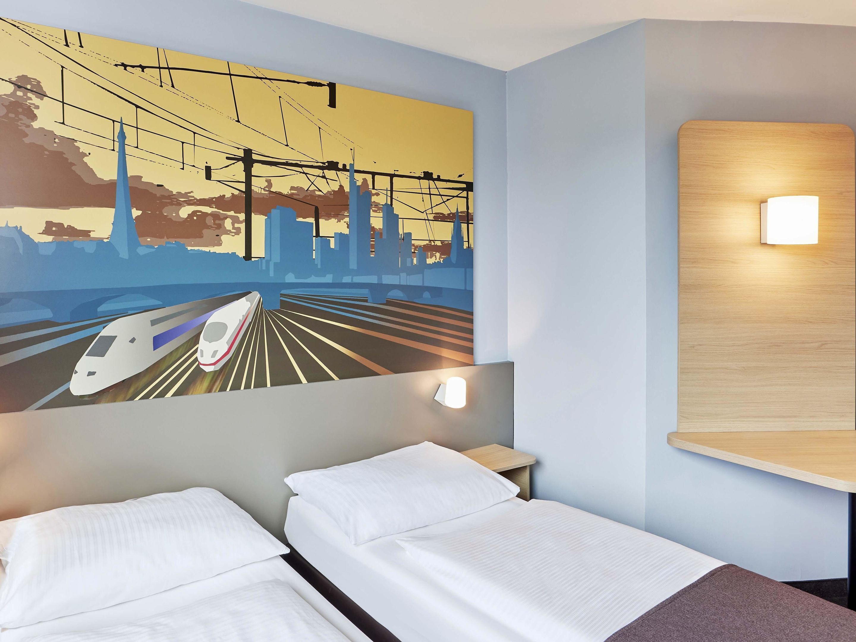 Driepersoonskamer | Hypoallergeen beddengoed, een bureau, geluiddichte muren, gratis wifi