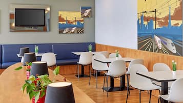 Desayuno buffet todos los días (EUR 13.9 por persona)