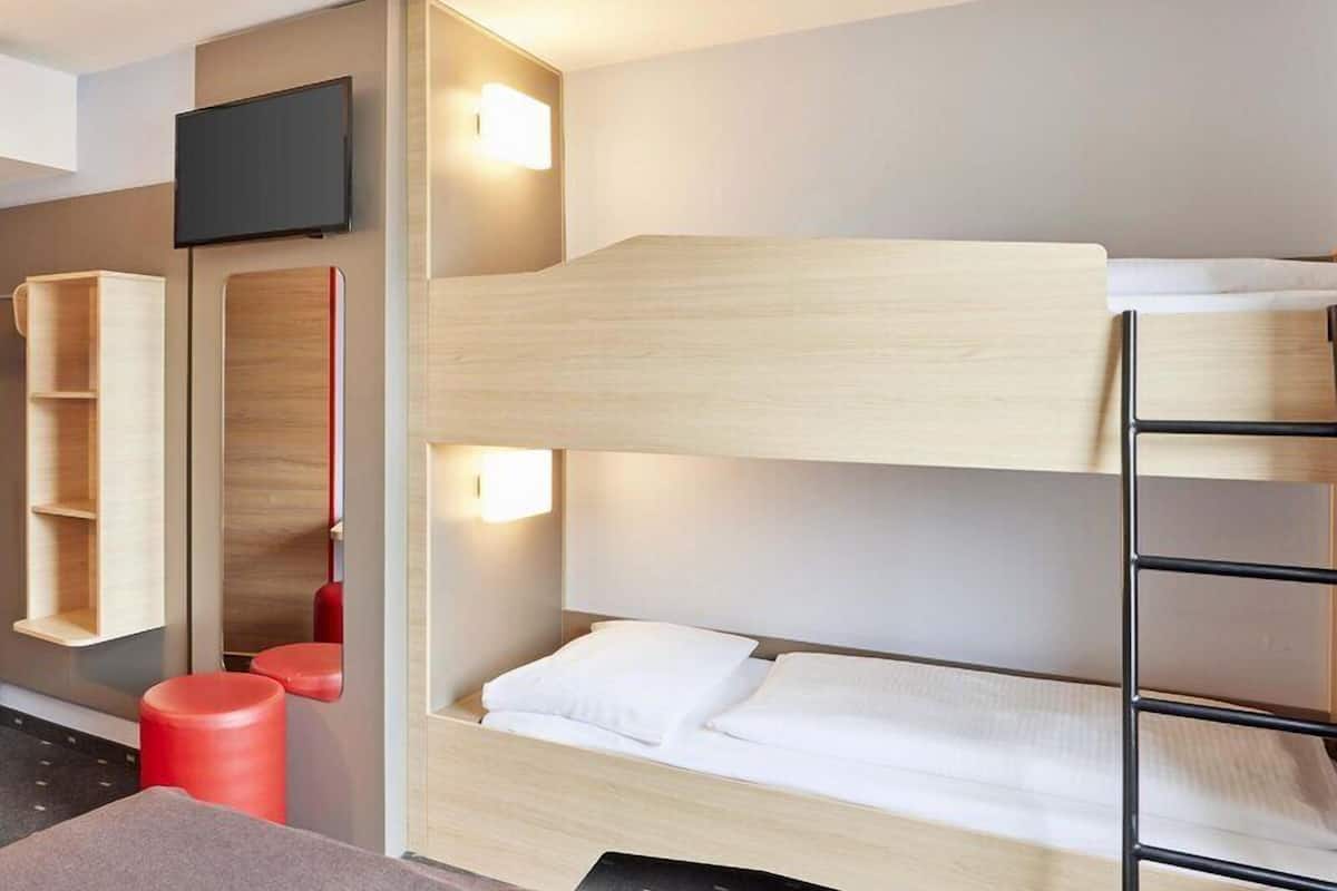 Quadruple Room | Hypo-allergenic bedding, desk, soundproofing, free WiFi