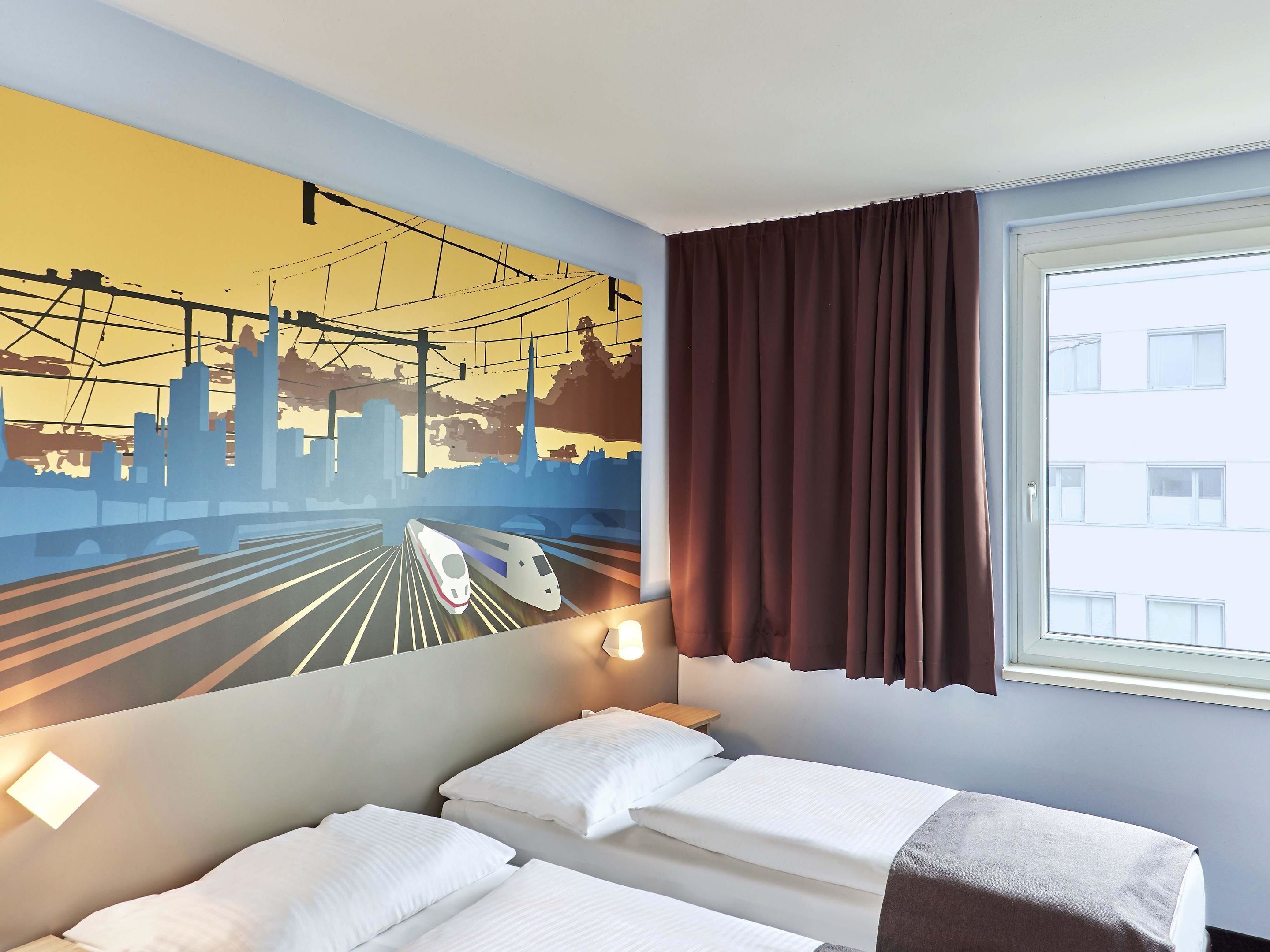 Twin kamer | Hypoallergeen beddengoed, een bureau, geluiddichte muren, gratis wifi