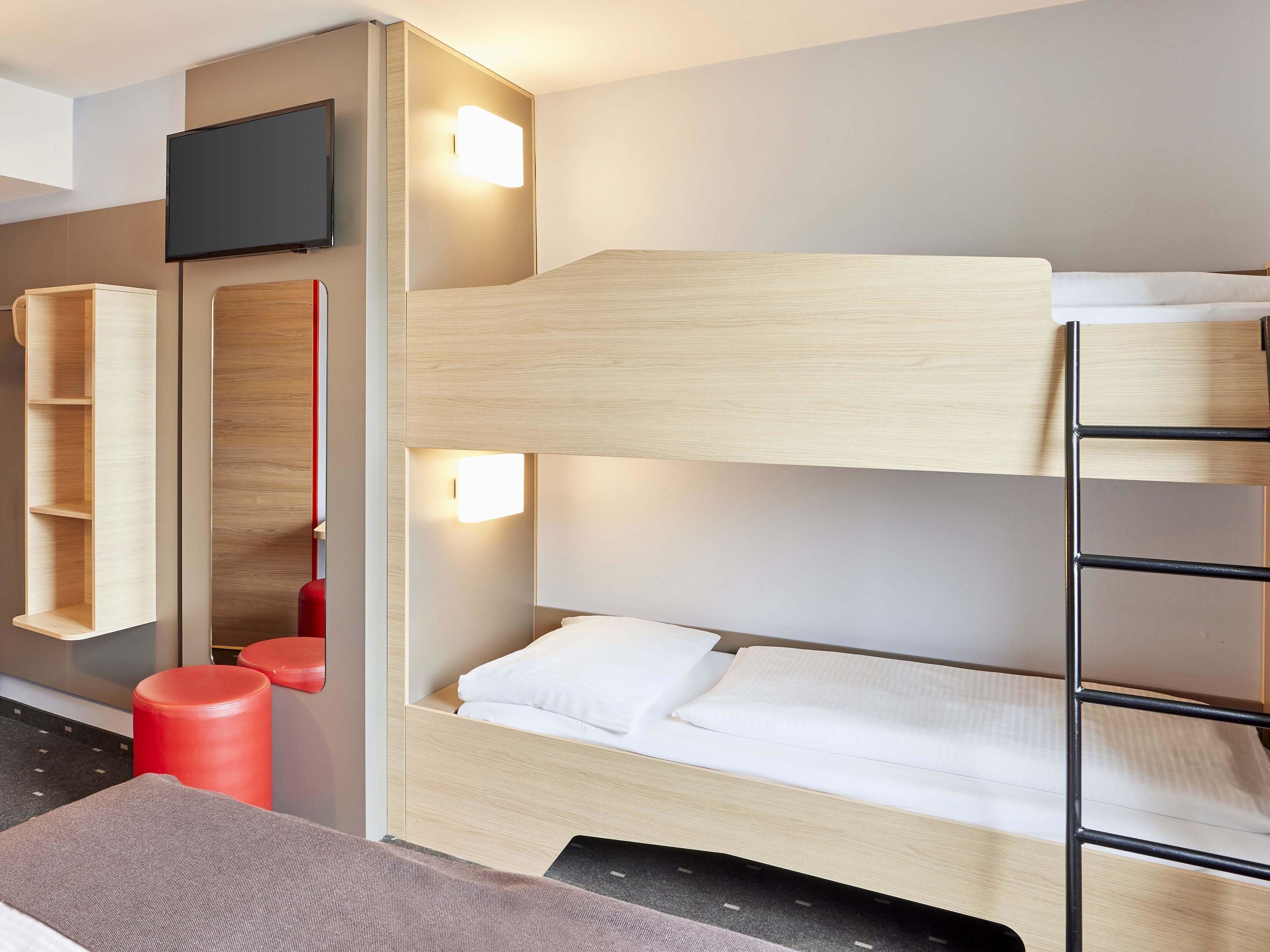 Vierpersoonskamer | Hypoallergeen beddengoed, een bureau, geluiddichte muren, gratis wifi