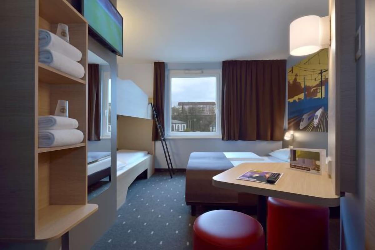 Hypo-allergenic bedding, desk, soundproofing, free WiFi