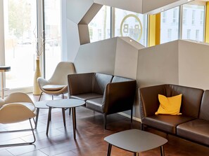 Lobby - B&B Hotel Saarbrücken-Hbf (Saarbrücken)