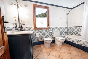 Kylpyamme, hiustenkuivaaja, pyyhkeet