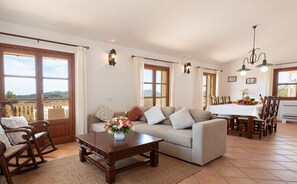 Una televisión, una chimenea, videojuegos, una mesa de tenis de mesa