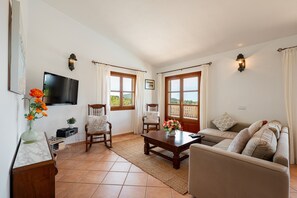 Una televisión, una chimenea, videojuegos, una mesa de tenis de mesa