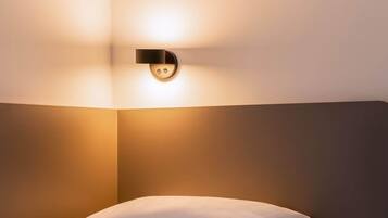 Desk, soundproofing, free WiFi, bed sheets